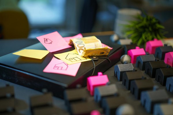 How to Select and Style a Belted Trench Coat for a Polished Office Outerwear Choice?